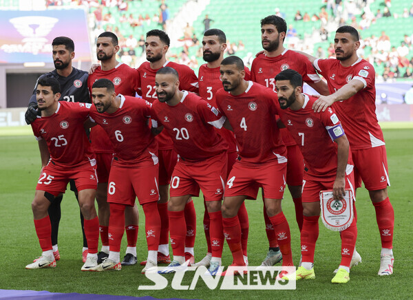 17일(현지시각) 카타르 도하 알투마마 스타디움에서 열린 아시아축구연맹(AFC) 2023 카타르 아시안컵 A조 조별예선 2차전 레바논과 중국의 경기 시작 전 레바논 축구 대표팀이 기념촬영을 하고 있다. 사진┃뉴시스