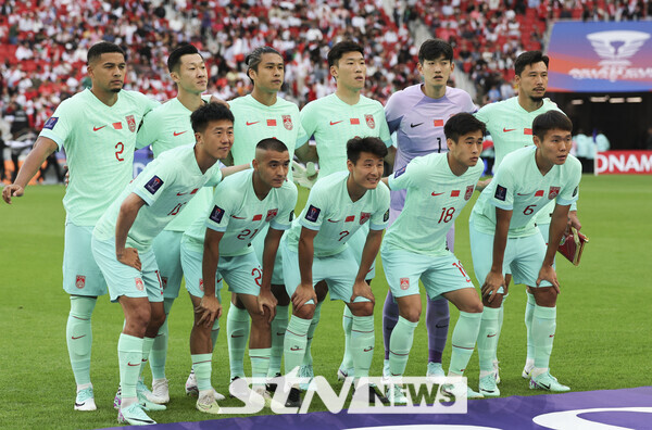 17일(현지시각) 카타르 도하 알투마마 스타디움에서 열린 아시아축구연맹(AFC) 2023 카타르 아시안컵 A조 조별예선 2차전 레바논과 중국의 경기 시작 전 중국 축구대표팀이 기념촬영을 하고 있다. 사진┃뉴시스