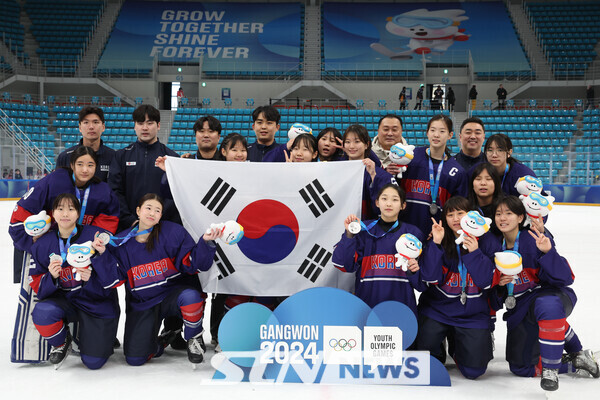 25일 강원 강릉 하키센터에서 열린 2024 강원동계청소년올림픽 대회 아이스하키 여자 3대3 은메달을 차지한 한국 대표팀이 메달 시상식에서 기념촬영 하고 있다. 사진┃뉴시스