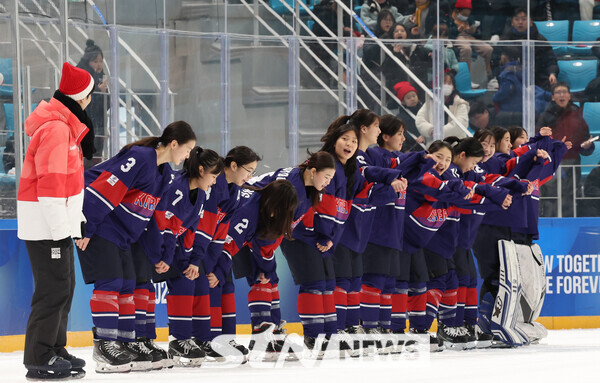 25일 강원 강릉 하키센터에서 열린 2024 강원동계청소년올림픽 대회 아이스하키 여자 3대3 은메달을 차지한 한국 대표팀이 메달 시상식에서 관중들에게 인사하고 있다. 사진┃뉴시스