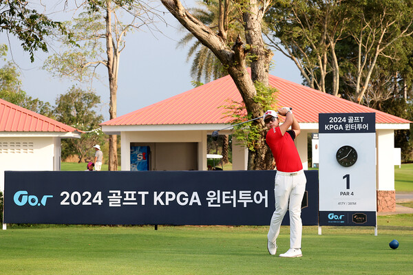 이형준(32·웰컴저축은행)이 10년 만에 출전하는 ‘2024 KPGA 골프 T 윈터 투어’가 25일부터 26일까지 ‘1회 대회’(총상금 1억 원, 우승상금 1천5백만 원)가 열리는  태국 방콕 소재 피닉스 골드 방콕 골프클럽 남, 서코스(파70·7080야드)에서 펼쳐진 본선 첫날 1번 홀 티샷 장면.  사진┃KPGA