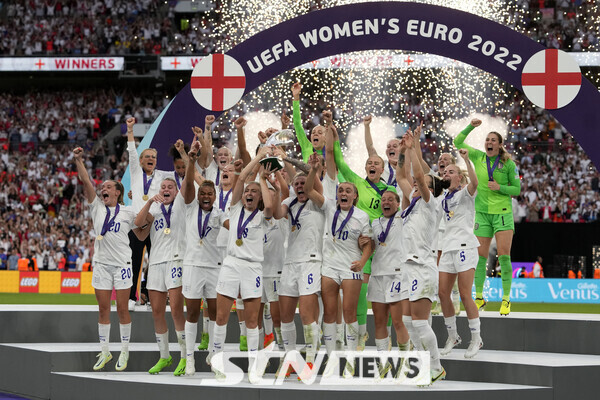 유로 대회를 우승한 여자 잉글랜드 대표팀. 사진┃뉴시스/AP