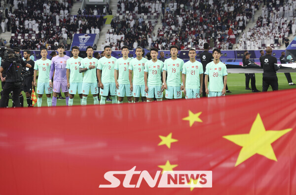 중국 축구대표팀 선수들이 22일(현지시각) 카타르 도하 칼리파 인터네셔널 경기장에서 열린 아시아축구연맹(AFC) 2023 카타르 아시안컵 A조 조별예선 3차전 카타르 대 중국의 경기 시작 전 국가를 부르고 있다. 사진┃뉴시스