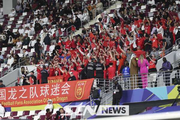 중국 축구대표팀 응원단이 22일(현지시각) 카타르 도하 칼리파 인터네셔널 경기장에서 열린 아시아축구연맹(AFC) 2023 카타르 아시안컵 A조 조별예선 3차전 카타르 대 중국의 경기에서 열띤 응원을 하고 있다. 사진┃뉴시스