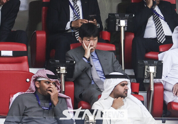 31일(현지시간) 카타르 도하 알투마마 스타디움에서 열린 아시아축구연맹(AFC) 2023 카타르 아시안컵 16강전 바레인 대 일본의 경기에서 박지성 전 축구선수가 경기를 지켜보고 있다. 사진┃뉴시스