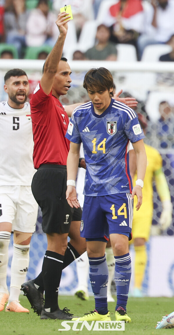 일본 축구 대표팀 이토 준야가 16일(현지시각) 카타르 도하 알 에르살 트레이닝 센터에서 훈련하고 있다. 일본축구협회가 하루 만에 입장을 바꿨다. 이토 감싸기에 나선 것이다. 2일 “이토 소집 해제 조치 결정을 잠정 철회하기로 했다”고 밝혔다. 사진┃뉴시스