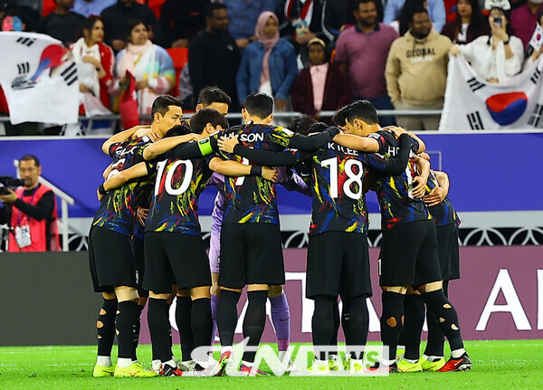 대한민국 축구 국가대표팀 선수들이 6일(현지시간) 카타르 알라이얀 아흐메드 빈 알리 스타디움에서 열린 2023 아시아축구연맹(AFC) 카타르 아시안컵 4강전 요르단 대 대한민국의 경기 시작 전 팀포토를 찍고 있다. 사진┃뉴시스