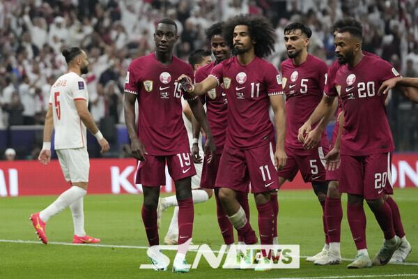 아크람 아피프의 득점 이후 기뻐하는 카타르 선수들. 사진┃뉴시스/AP