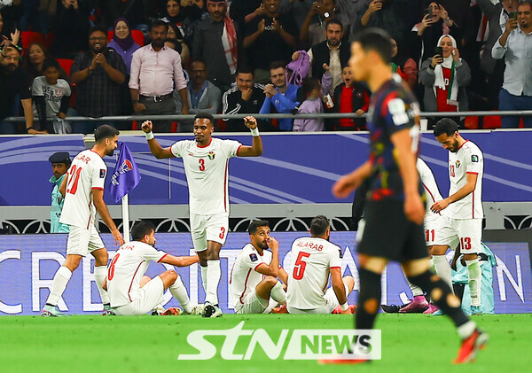 6일(현지시간) 카타르 알라이얀 아흐메드 빈 알리 스타디움에서 열린 2023 아시아축구연맹(AFC) 카타르 아시안컵 4강전 요르단 대 대한민국의 경기 후반, 요르단 야잔 알나이마트가 득점하자 기뻐하고 있다. 사진┃뉴시스