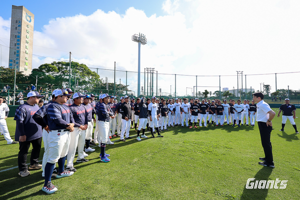 롯데는 24일 일본 오키나와현에 위치한 니시자키 운동장에서 열린 지바롯데 1군과 교류전 첫 경기에서 3-7로 패했다. 사진┃롯데 자이언츠