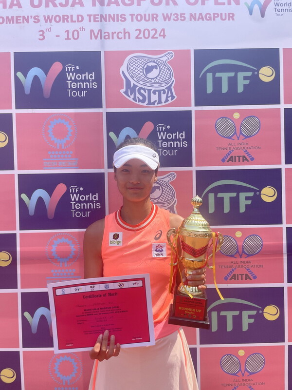 10일(이하 한국시간) 인도 나그프르에서 열린 2024 ITF W35 나그프르 대회 결승전에서 슬로베니아의 달릴라 야쿠포비치(랭킹 213위)에 0-2(1-6, 2-6)로 패한 구연우가 준우승 트로피를 들고 포즈를 취하고 있다. 사진┃스포티즌