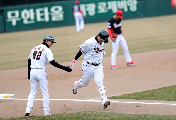 노시환이 12일 대전 KIA전서 홈런을 친 뒤 그라운드를 돌고 있다.       사진┃한화 이글스