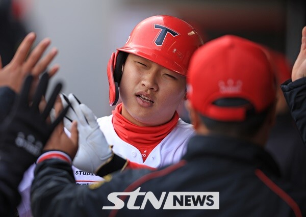 김석환이 19일 광주 삼성전서 홈런을 친 뒤 동료들의 환영을 받고 있다. 사진┃KIA 타이거즈