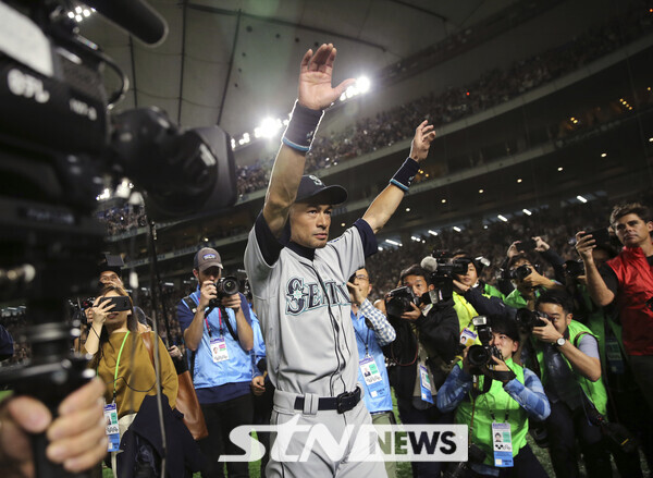 현역 은퇴를 결심한 스즈키 이치로(시애틀 매리너스)가 2019년 3월 22일 일본 도쿄돔에서 열린 오클랜드 애슬레틱스와의 경기를 마친 뒤 팬들에게 인사하고 있다. 사진┃뉴시스/AP