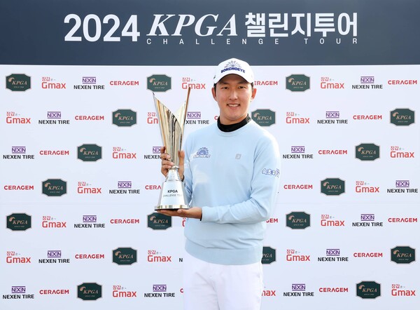'KPGA 챌린지투어 2회 대회' 우승자 김백준이 우승 트로피를 들고 기념촬영을 하고 있다. 사진┃KPGA