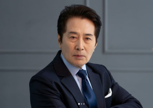 백윤식, 30세 연하 전 연인 고소 