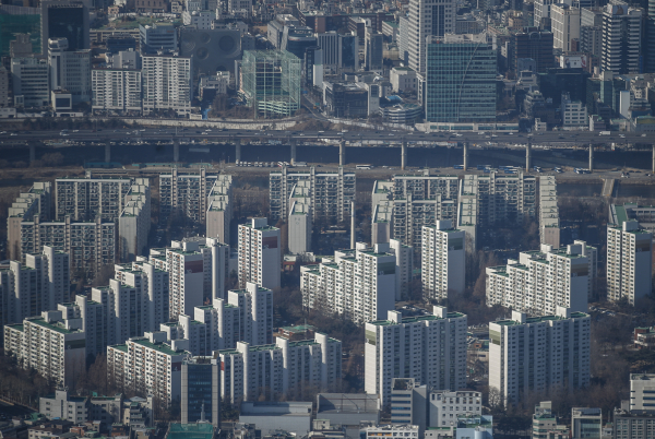 Os preços dos apartamentos em Seul vistos do horizonte de Seul na Lotte World Tower em Songpa-gu, Seul, na manhã do dia 20, quando os preços dos apartamentos em Gangnam-gu caem pela primeira vez em 15 meses.  De acordo com a 19ª Agência Imobiliária Coreana, os preços dos apartamentos em Seul caíram 0,02% esta semana, e o declínio foi maior do que na semana passada (-0,01%).  Com as transações continuando a ser varridas pelo aumento das taxas de juros e restrições de empréstimos, os preços dos apartamentos em Seul estiveram fracos pela quarta semana consecutiva, com apenas negociações de vendas rápidas.  Fotos ｜ Notícias