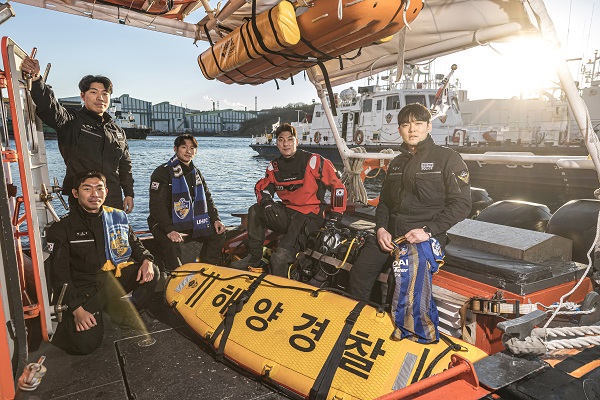 Striker Joo Min-gyu, who moved to Ulsan Hyundai, poses  once morest the backdrop of Ulsan wearing a uniform from the Ulsan Coast Guard.  Photo｜Ulsan Hyundai