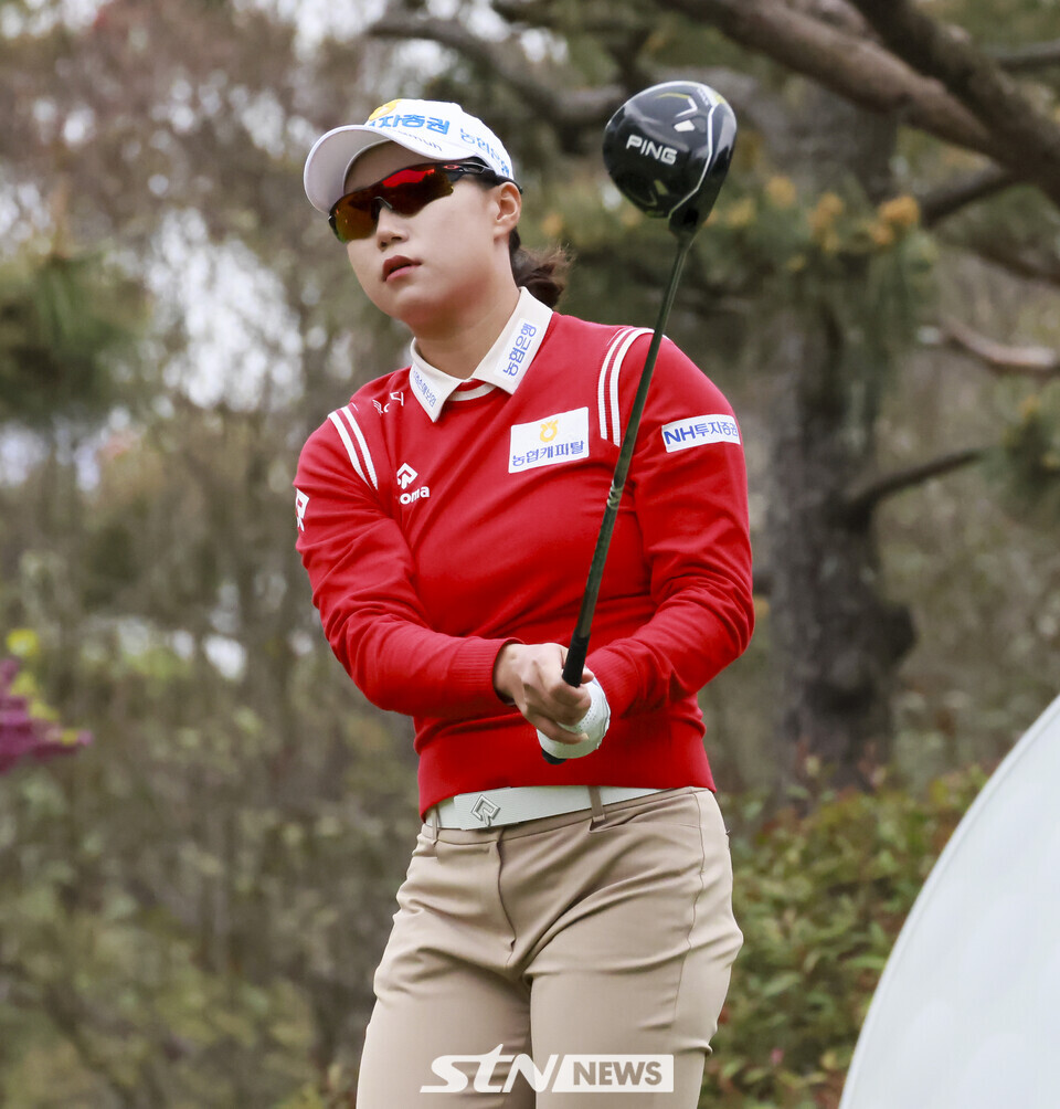 포토]7언다파 공동 선두로 경기 마치는 정윤지 < 골프 < 일반 < 기사본문 - STN NEWS