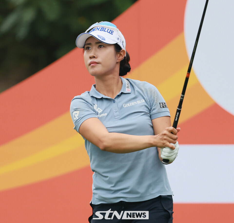 STN포토]티샷 방향을 바라보는 이주미 < 골프 < 포토 < 기사본문 - STN NEWS