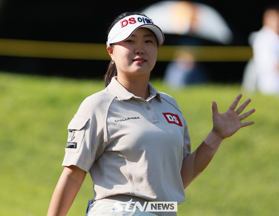 [STN포토]손인사로 이동하는 홍진영2