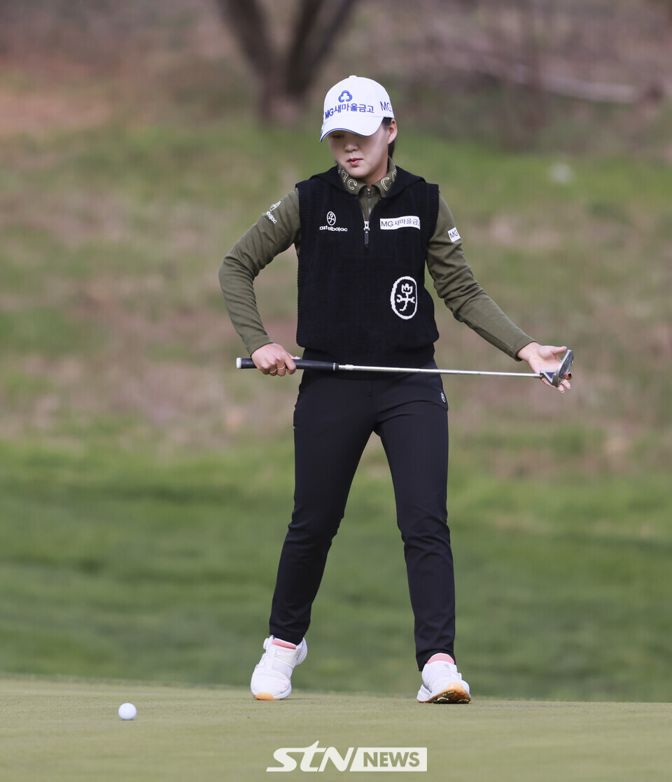 STN포토]버디퍼트 하고 있는 이제영 < 골프 < 포토 < 기사본문 - STN NEWS