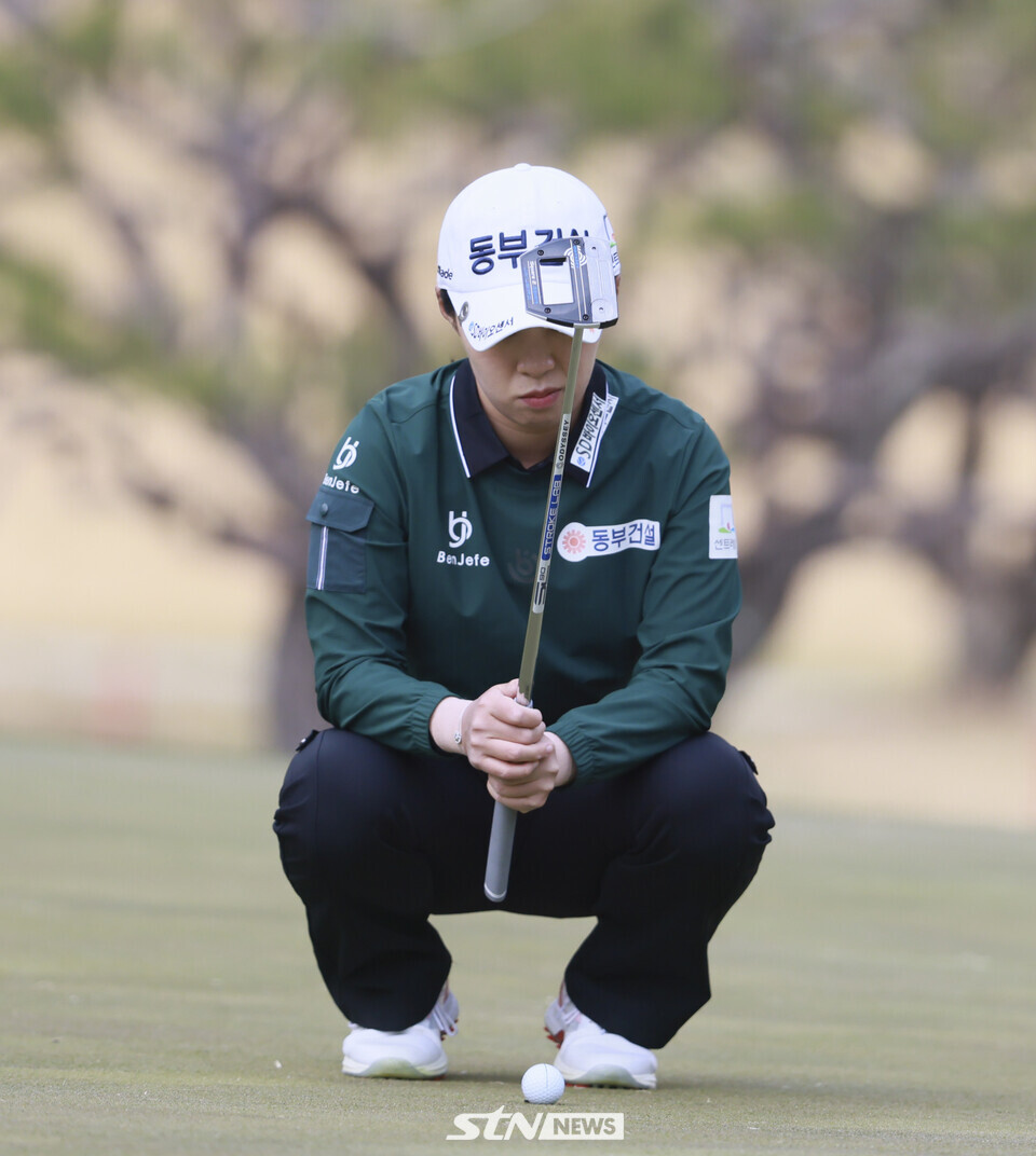 STN포토]버디라인을 정렬하는 김수지 < 골프 < 포토 < 기사본문 - STN NEWS