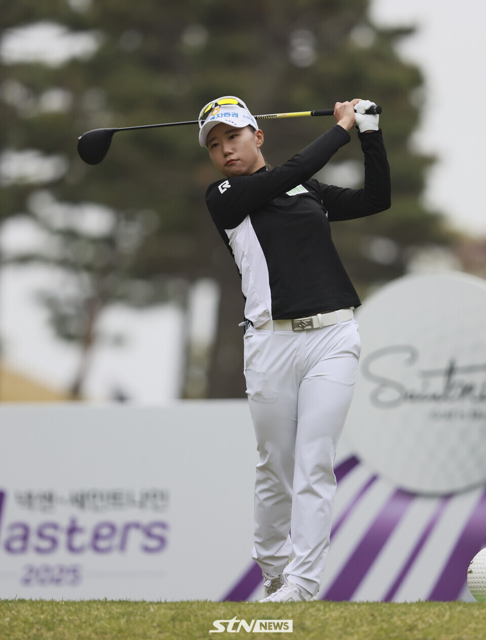STN포토]안전하게 티샷 날리는 정윤지 < 골프 < 포토 < 기사본문 - STN NEWS