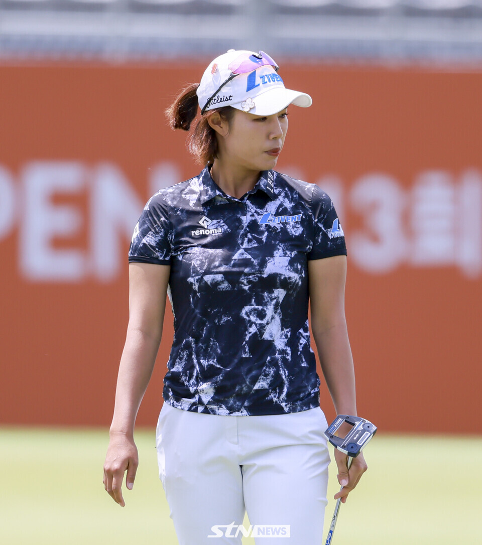 STN포토]버디라인 살피는 최민경 < 골프 < 포토 < 기사본문 - STN NEWS