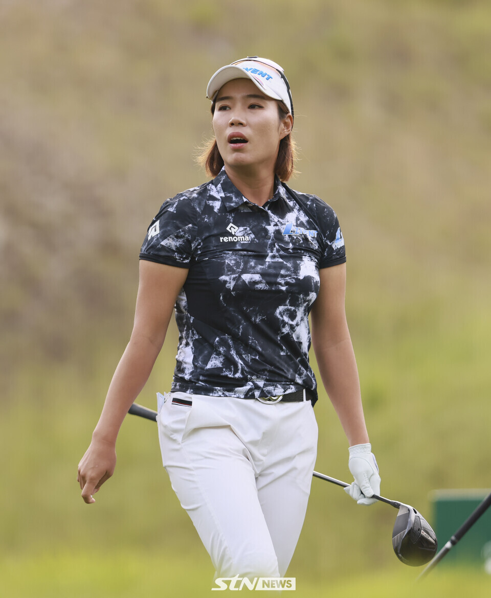 STN포토]타구 방향을 바라보는 최민경 < 골프 < 포토 < 기사본문 - STN NEWS