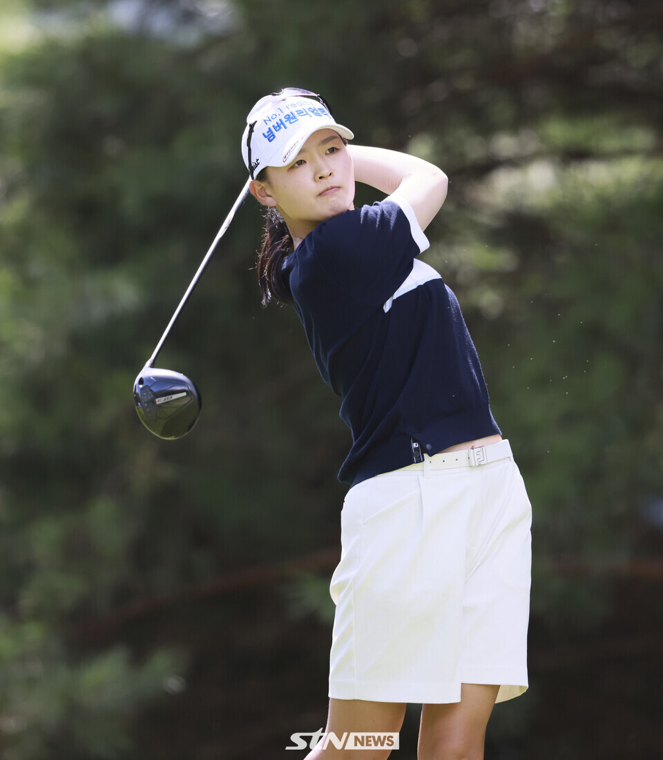 STN포토]티샷 날리고 있는 최예본 < 골프 < 포토 < 기사본문 - STN NEWS