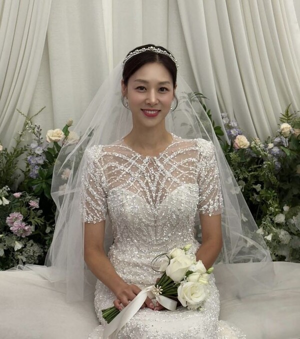 '불륜 용서' 장신영, SNS 웨딩드레스…의미는?