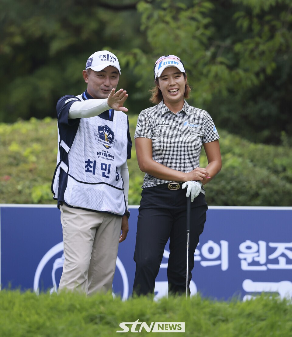 STN포토]티샷 방향을 상의하는 최민경-강성도 캐디 < 골프 < 포토 < 기사본문 - STN NEWS