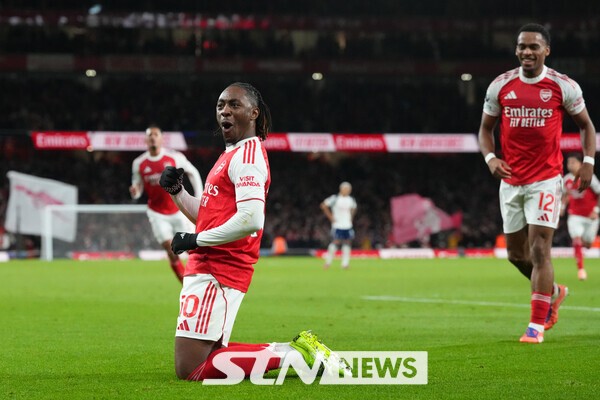 해트트릭을 기록한 아스날의 에베레치 에제