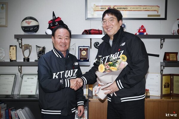 KT 위즈로 합류하는 김현수(사진 우측). /사진=KT 위즈