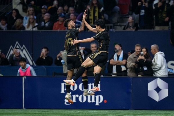 로스엔젤레스FC(LAFC) 손흥민이 22일 미국 밴쿠버에 위치한 BC 플레이스에서 밴쿠버 화이트캡스는 2025시즌 미국 메이저리그 사커(MLS) 컵 플레이오프 서부 컨퍼런스 4강전에서 득점 후 데니스 부앙가와 세리머니 중이다. /사진=뉴시스(AP)