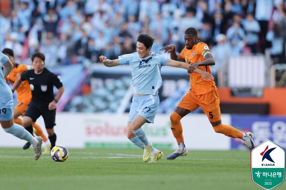 대구FC 김주공(왼쪽)과 제주SK 이탈로가 지난 23일 제주월드컵경기장에서 치러진 하나은행 K리그1 2025 37라운드 경기에서 경합하고 있다. /사진=한국프로축구연맹