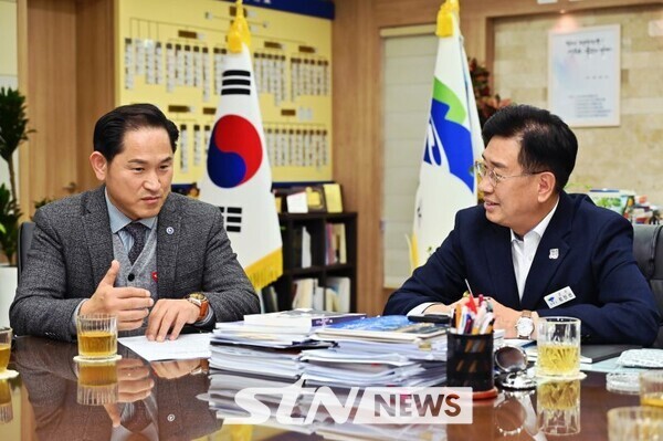 본지 기자가 전진선 양평군수(오른쪽)와 인터뷰하고 있다/사진=정명달 기자