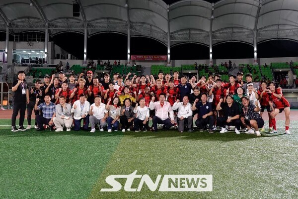 프로축구 K3리그 양평FC 홈 경기 후 전진선 군숭와 선수들/사진=양평군