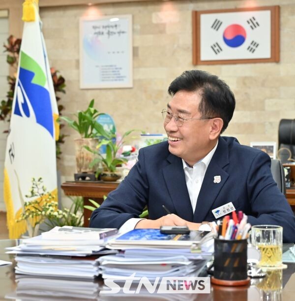 인터뷰 도중 환하게  웃는 전진선 양평군수/사진=양평군