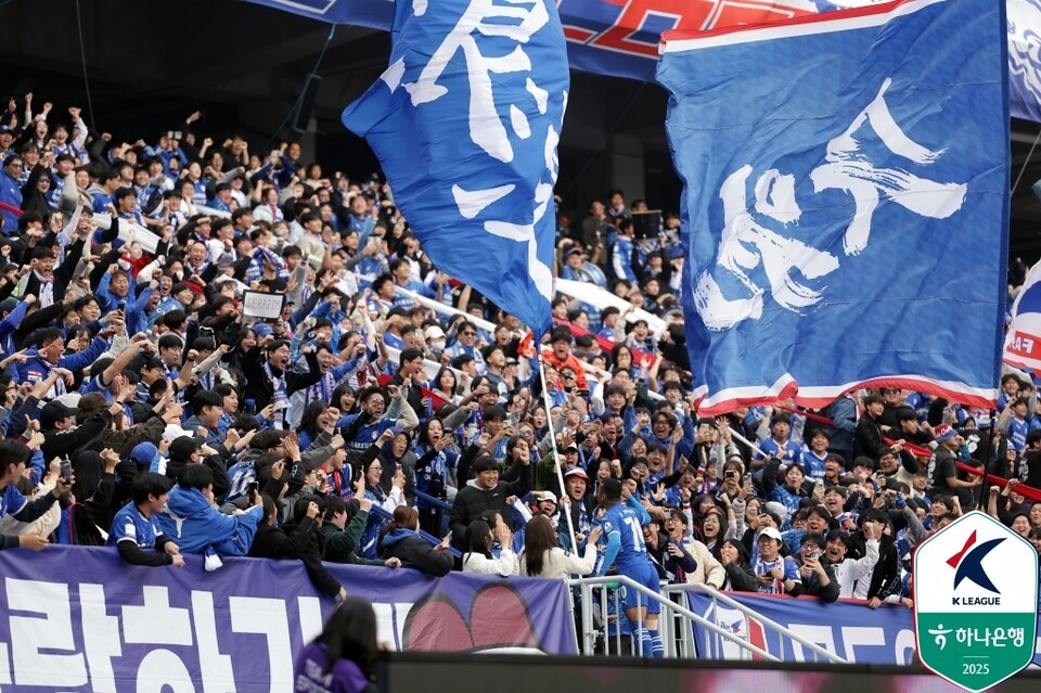 수원 삼성 선수단과 응원석