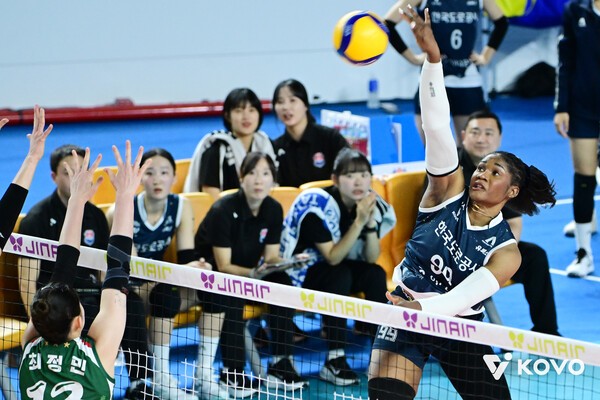 '모마 35점 폭발' 도로공사, IBK기업은행에 3-2 역전승...김종민 감독 여... - 뉴스 썸네일 이미지