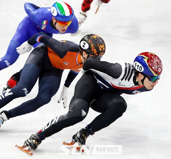 20일 (현지시간) 이탈리아 밀라노 아이스 스케이팅 아레나 경기장에서 열린 2026 밀라노·코르티나담페초 동계올림픽 쇼트트랙 남자 5000m 계주 결승에서 황대헌이 역주하고 있다. /사진=뉴시스