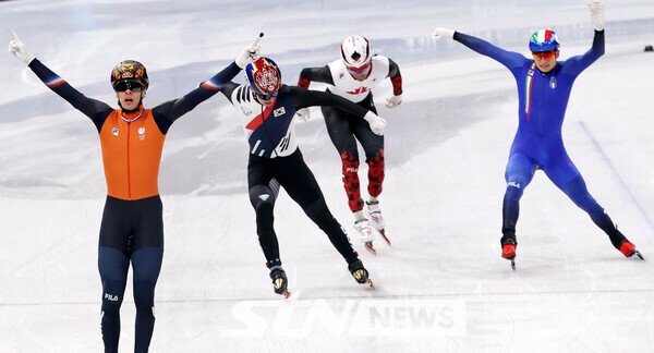 쇼트트랙 남자 대표팀이 20일 (현지시간) 이탈리아 밀라노 아이스 스케이팅 아레나 경기장에서 열린 2026 밀라노·코르티나담페초 동계올림픽 쇼트트랙 남자 5000m 계주 결승에서 결승선을 통과하고 있다. /사진=뉴시스