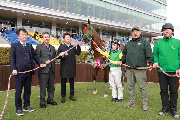 클러치위너, 제19회 경남신문배 우승...3세마 유망주 우뚝 - 뉴스 썸네일 이미지