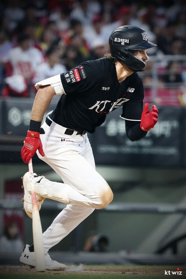 KT 위즈, SSG에 18-4 대승 거두며 단독 선두 굳건히 지켜 — image 2