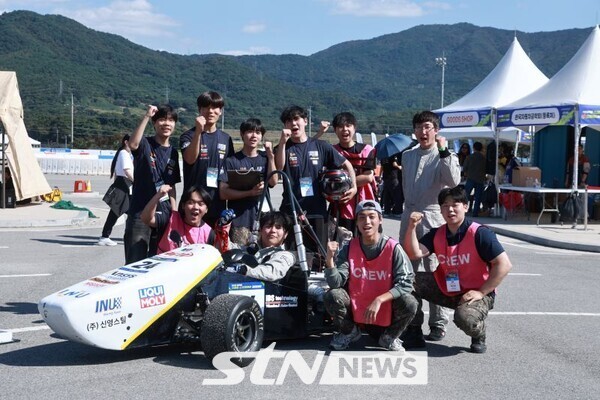 인천대 INU Racing, 첫 전기차 레이싱 도전서 장관상...제작 기술 넘어 트... - 뉴스 썸네일 이미지