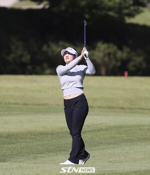 세컨드샷 날리는 홍현지