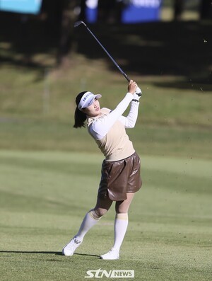 세컨드샷 날리고 있는 김시현