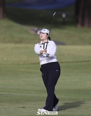 세컨드샷 날리고 있는 유지나